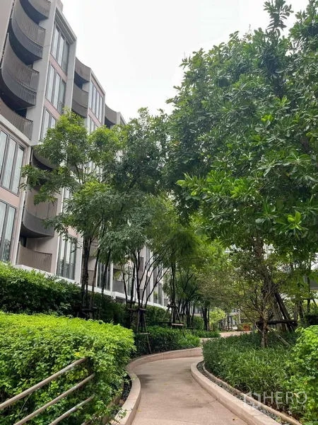 คอนโด ขายในWatthana, Bangkok - ทางเดินสวนร่มรื่นระหว่างอาคารคอนโดโลว์ไรส์