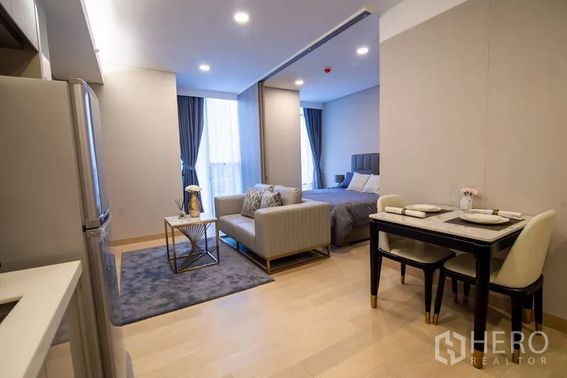 คอนโด ให้เช่าในKhlong Toei, Bangkok - โต๊ะทานอาหารสำหรับสองที่ มองเห็นโซนรับแขกและผ้าม่านสูงจรดเพดาน