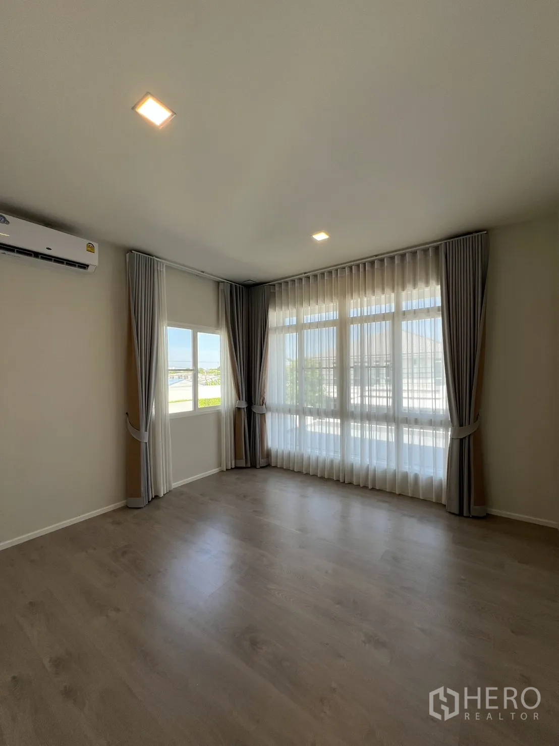 独立式住宅 出租在Prawet, Bangkok - 宽敞卧室，整面窗与纱帘。