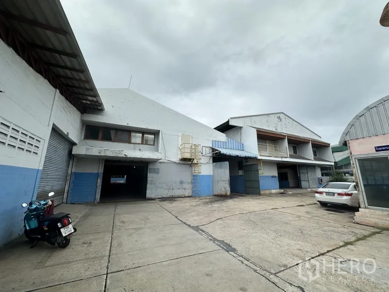 โรงงาน ขายในKhlong Luang, Pathum Thani - ลานหน้าทางเข้า มีช่องโหลดสินค้า ประตูม้วน และที่จอดรถ