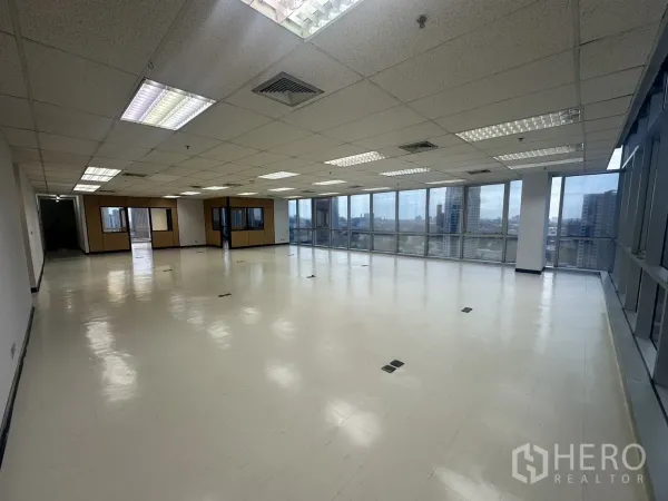 สำนักงาน ให้เช่า - ห้องมุมผนังกระจกสองด้าน พื้นเงา และวิวกรุงเทพฯ แบบพาโนรามา