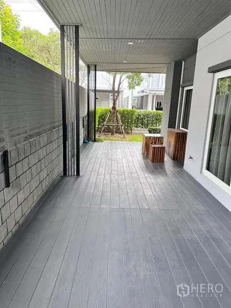 บ้าน ขายในPrawet, Bangkok - ชานระเบียงครอบคลุม พื้นไม้เทียมสีเทาข้างตัวบ้าน