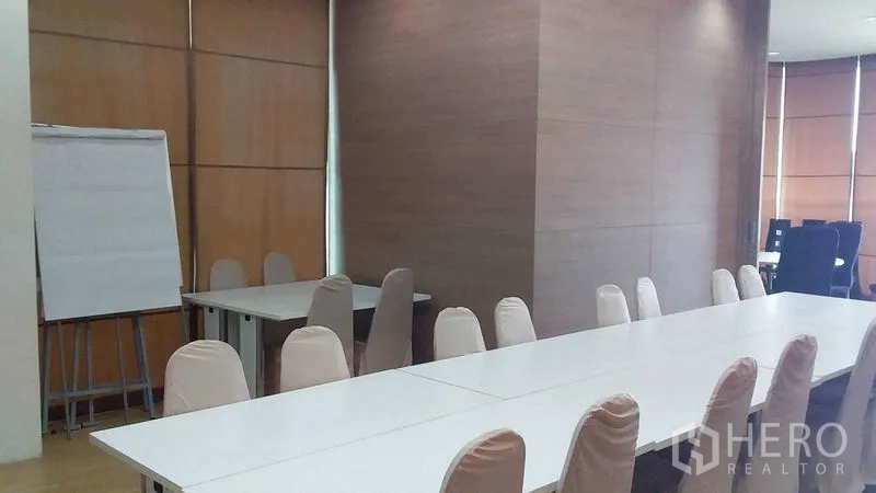 สำนักงาน ให้เช่าในPhra Khanong, Bangkok - ห้องอบรมจัดโต๊ะต่อกัน กระดานฟลิปชาร์ต ผนังลายไม้ และแสงธรรมชาติ