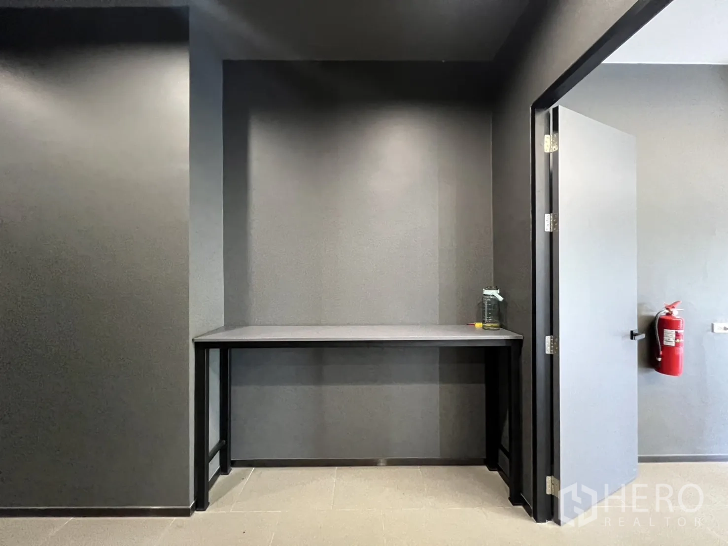 คลังสินค้า ขายในLat Krabang, Bangkok - มุมทางเดินเล็กพร้อมเคาน์เตอร์และถังดับเพลิงติดผนัง.