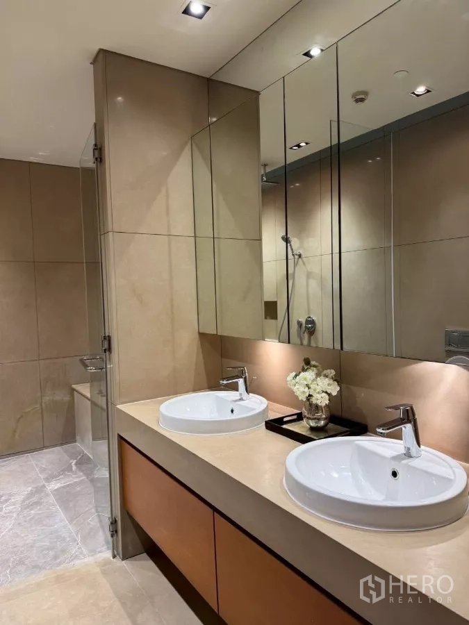 公寓 出租在Sathon, Bangkok - 主卫双台盆、通体镜柜与独立淋浴间。