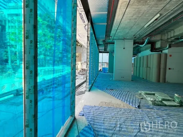 พื้นที่ขายปลีก ให้เช่าในKhlong Toei, Bangkok - หน้าร้านกระจกเต็มความสูงติดฟิล์ม พร้อมพื้นที่ภายในกว้างกำลังตกแต่ง