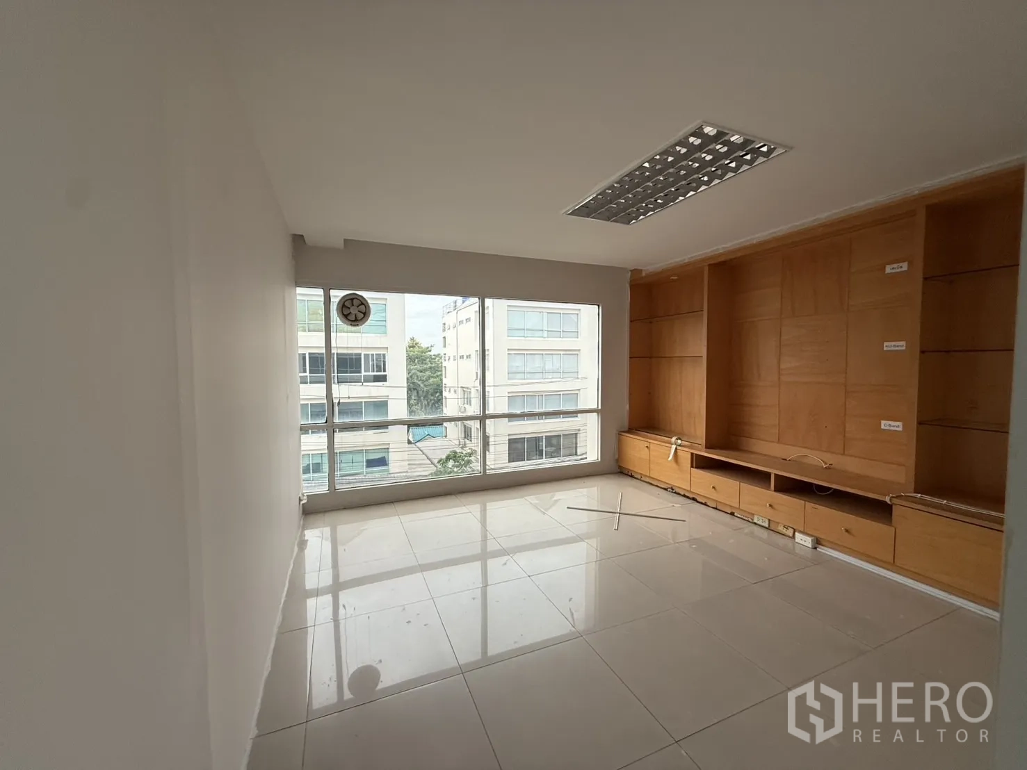 สำนักงาน ให้เช่าในBueng Kum, Bangkok - ห้องทำงานส่วนตัว กระจกบานใหญ่และชั้นวางไม้บิวท์อิน