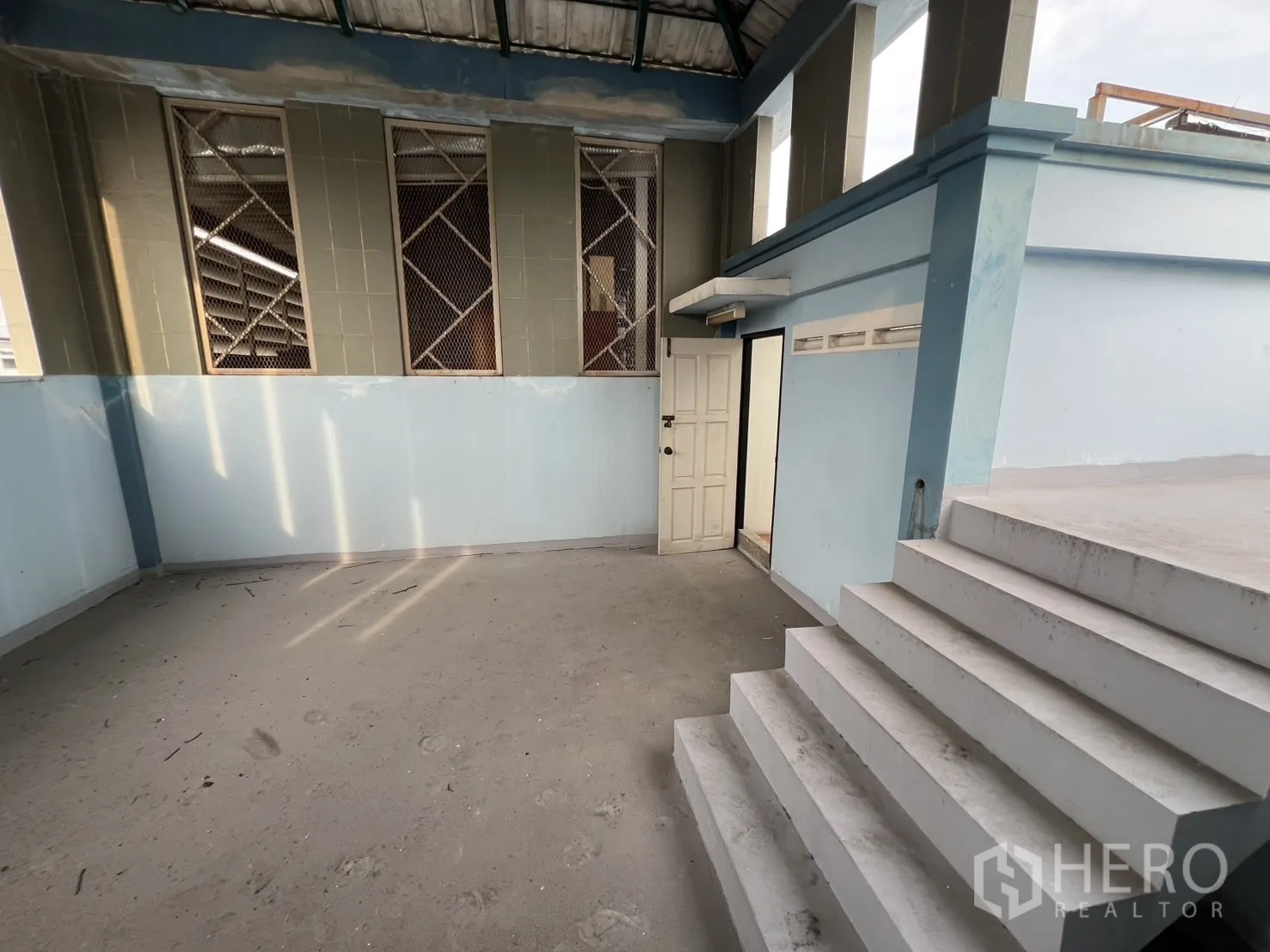 อาคารพาณิชย์ ให้เช่าในWatthana, Bangkok - ศาลาดาดฟ้า มีหน้าต่างซี่ลวดและประตูห้องเก็บของ