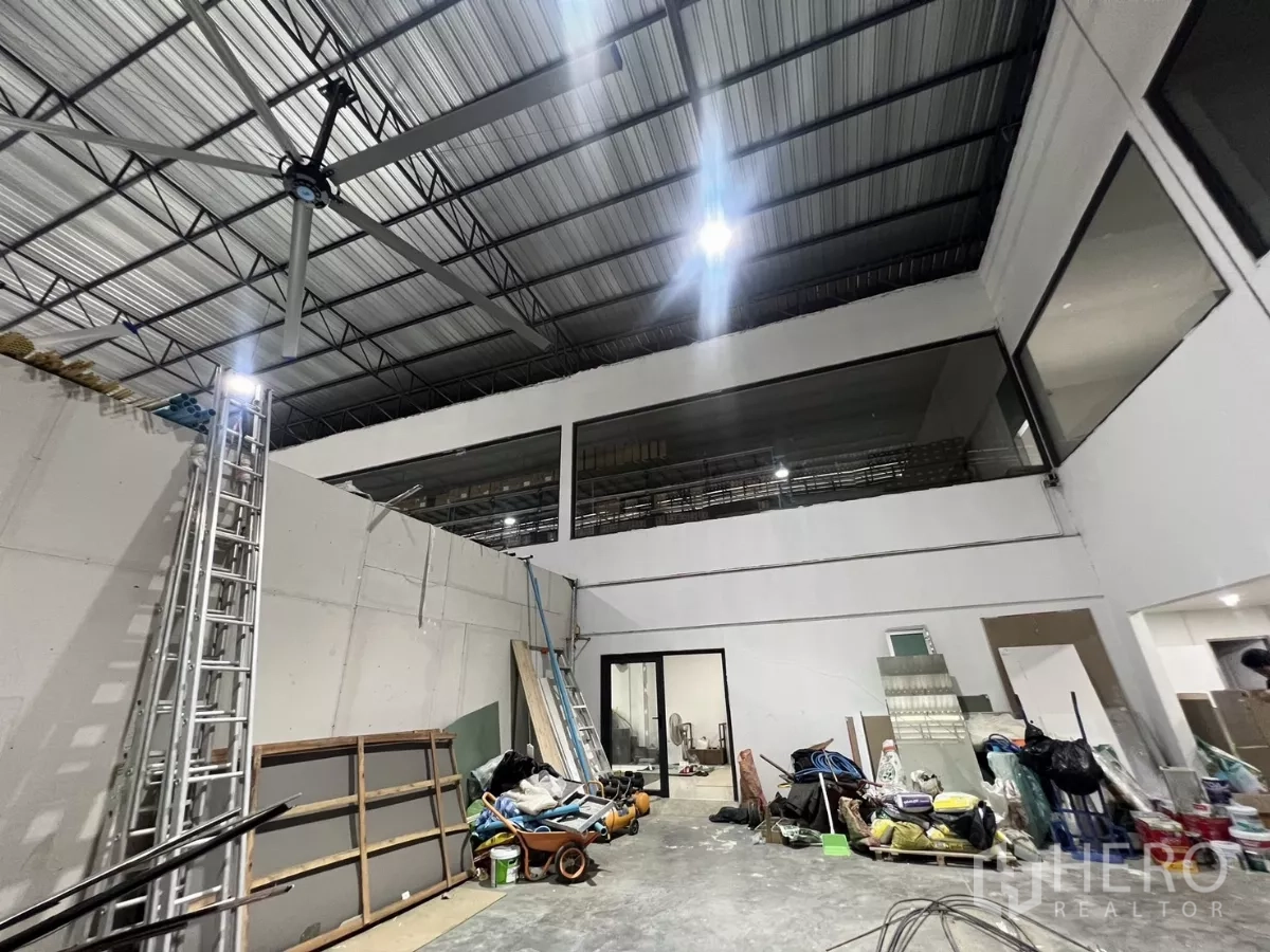 คลังสินค้า ให้เช่าหรือขายในLat Krabang, Bangkok - โถงโกดังเพดานสูง หลังคาเหล็ก ช่องกระจกชั้นลอย และพัดลมอุตสาหกรรม