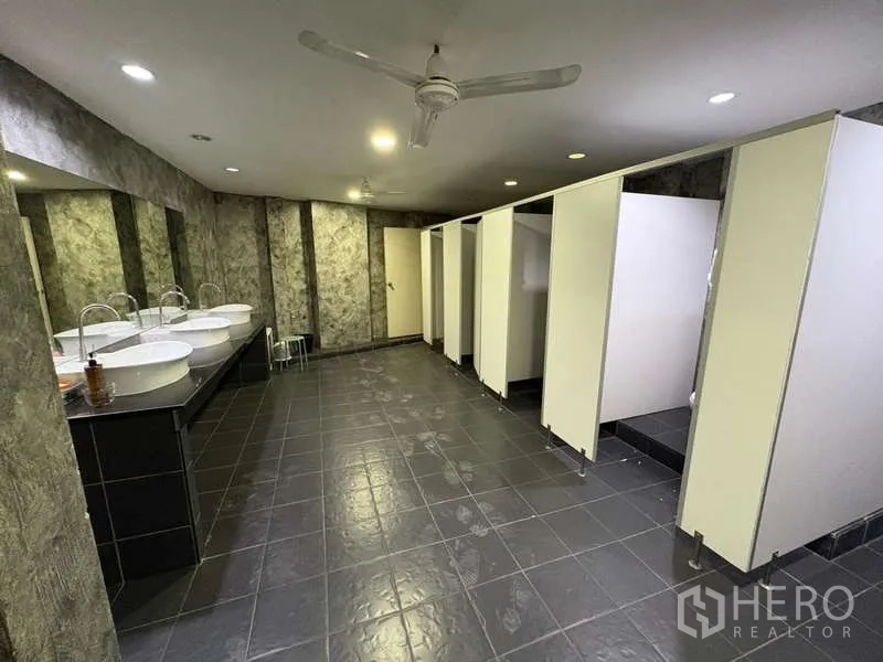 独立商业地产 出租在Khlong Toei, Bangkok - 大型卫生间，多个洗手盆与隔间。