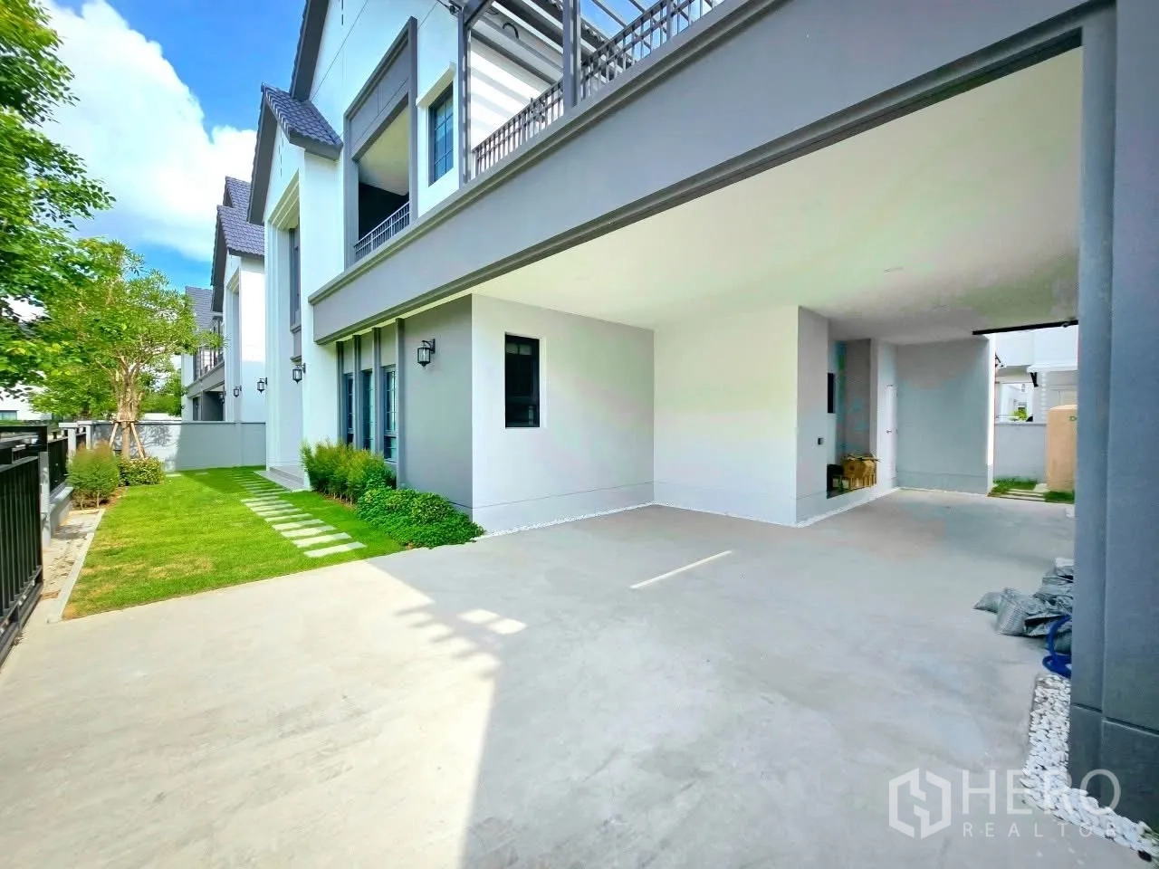 独栋房屋 for rent in Bang Phli, Samut Prakan - 带顶车棚与车道，旁为景观草坪
