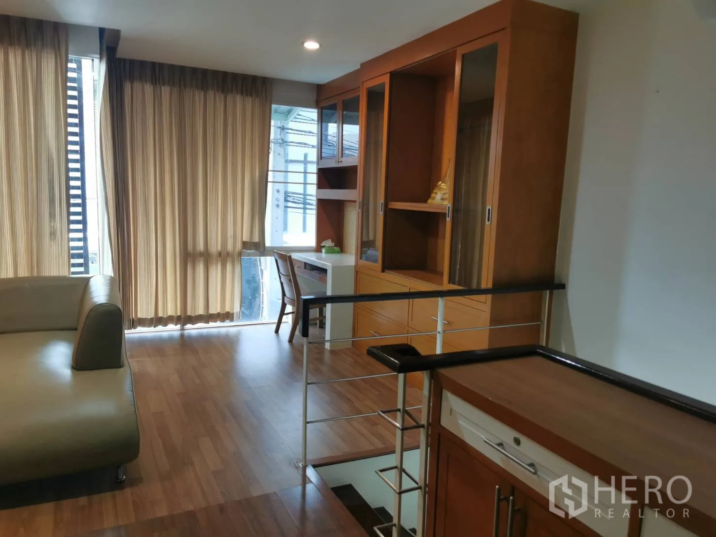 ทาวน์เฮาส์ ให้เช่าหรือขายในYan Nawa, Bangkok - โถงชั้นบน ผนังกระจกเต็มความสูง โซฟา และตู้เก็บของบิวท์อิน