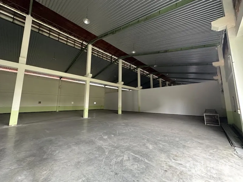 คลังสินค้า ให้เช่าในLat Krabang, Bangkok - พื้นที่โกดังแบบเปิดโล่ง หลังคาเมทัลชีท ช่วงเสากว้าง พื้นคอนกรีตเรียบ