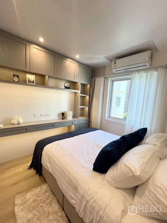 公寓 出售在Yan Nawa, Bangkok - 第二卧室另一角，内置柜体、书桌与采光窗。