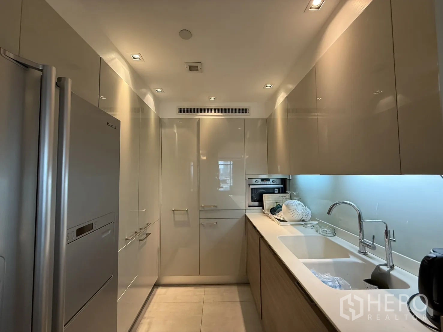 คอนโด ให้เช่าในPhaya Thai, Bangkok - ครัวสไตล์แกลลอรี ซิงก์คู่ เตาอบบิวท์อิน และตู้เงามันวาว