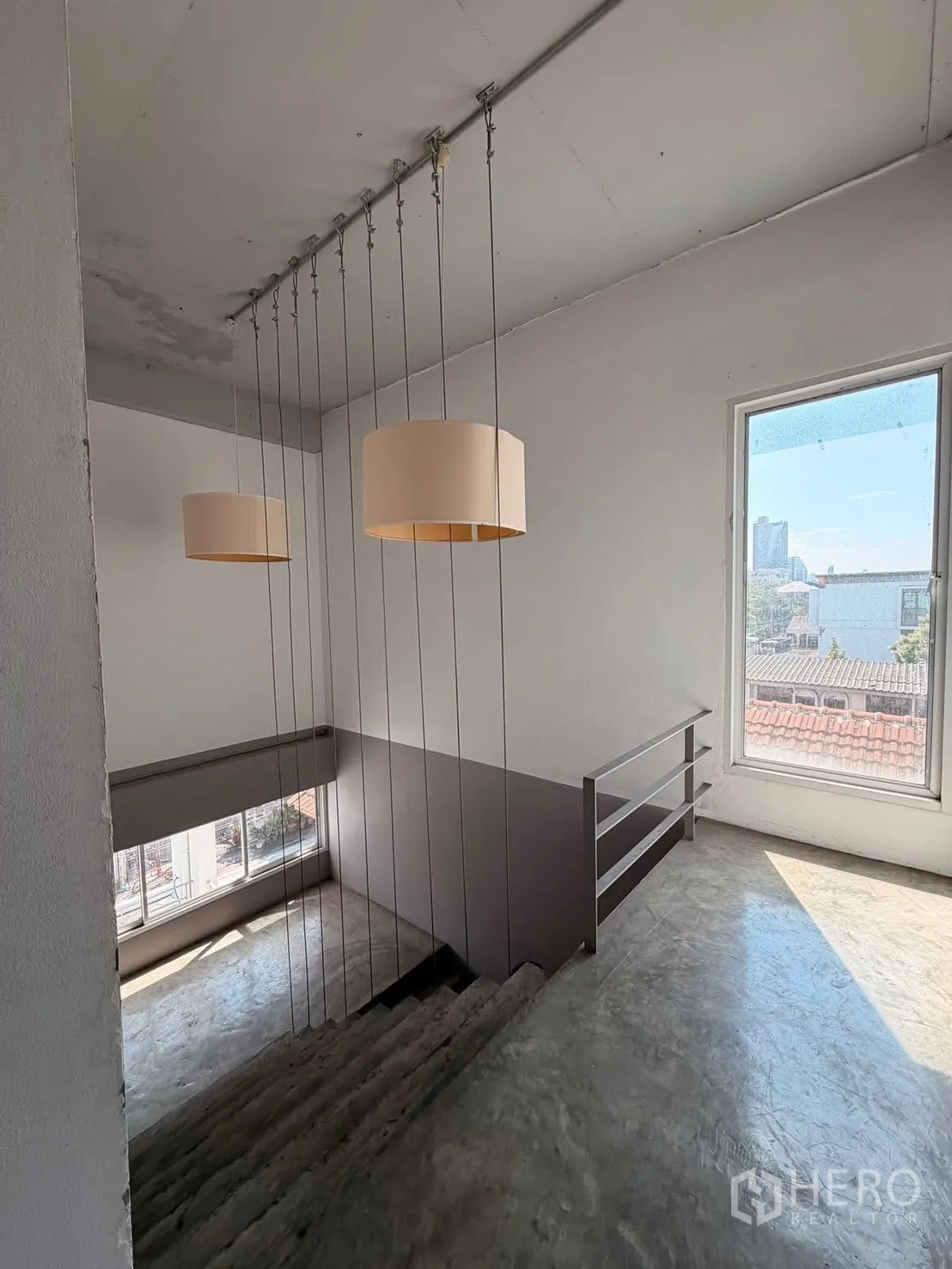 สำนักงานที่บ้าน for rent in Huai Khwang, Bangkok - โถงบันไดมีหน้าต่างบานใหญ่ โคมแขวน และมองเห็นวิวเมือง