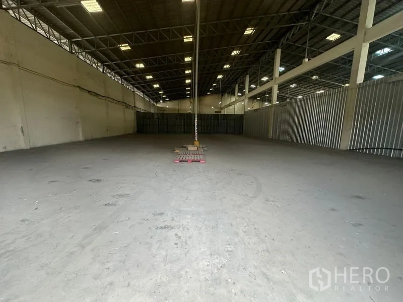 คลังสินค้า ให้เช่าในYan Nawa, Bangkok - ช่วงอาคารโกดังโล่งกว้าง ไฟสว่างเป็นตาราง พร้อมเสากลาง