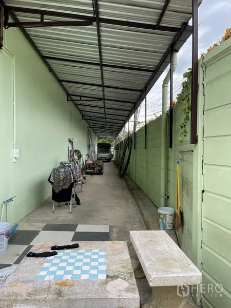 货栈 出租在Khan Na Yao, Bangkok - 仓库后侧有带顶通道，可作存放与设备管线区域。