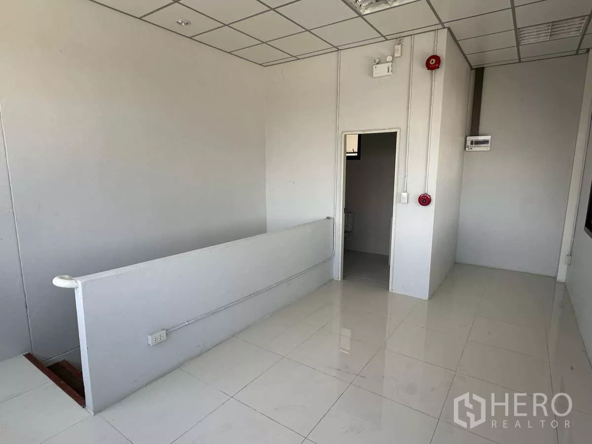 货栈 出租在Wang Noi, Phra Nakhon Si Ayutthaya - 二层办公室走廊，瓷砖地面并连通卫生间。