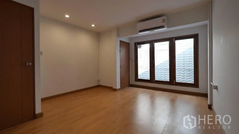 ทาวน์เฮาส์ ให้เช่าในKhlong Toei, Bangkok - ห้องนอนรอง พื้นไม้ แอร์ และหน้าต่างสามบาน