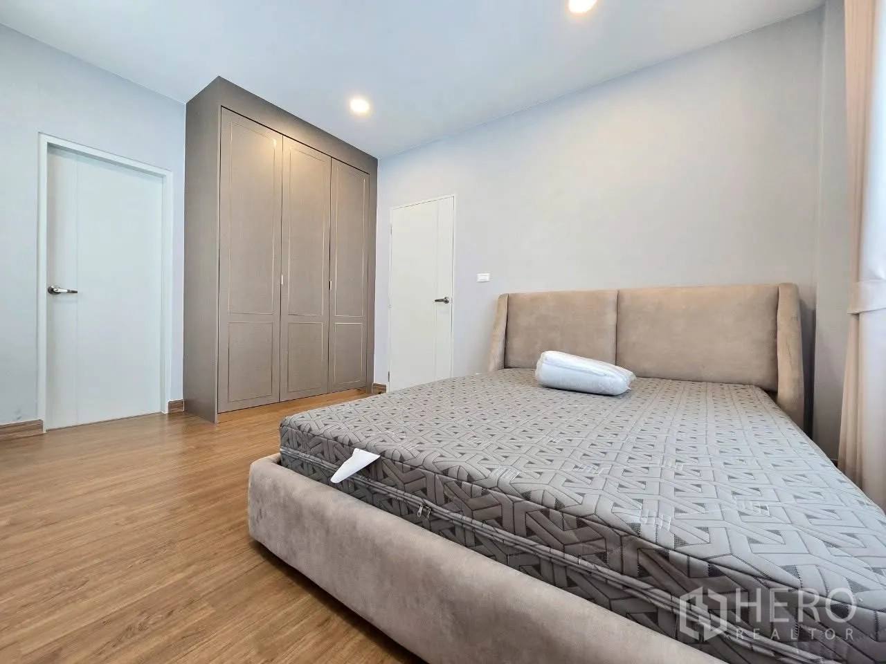独栋房屋 for rent in Bang Phli, Samut Prakan - 明亮卧室，软包床与嵌入式衣柜