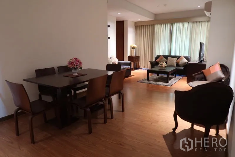 คอนโด ให้เช่าในKhlong Toei, Bangkok - พื้นที่รับประทานอาหารและนั่งเล่นแบบโอเพ่น โต๊ะ 6 ที่นั่ง ชุดโซฟา และผ้าม่านเต็มผนัง