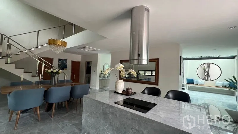 บ้าน ให้เช่าในLat Krabang, Bangkok - โซนทานอาหารและครัวเปิด พื้นหินเงา ไอส์แลนด์ และแอร์แขวนฝ้า