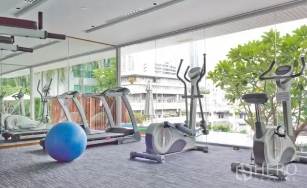คอนโด ให้เช่าหรือขายในWatthana, Bangkok - ห้องฟิตเนสผนังกระจกพร้อมลู่วิ่ง จักรยาน และวิวเมือง