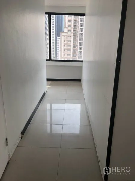 สำนักงาน ให้เช่าในWatthana, Bangkok - ทางเดินแคบทอดสู่หน้าต่าง มองเห็นวิวอาคารเมือง