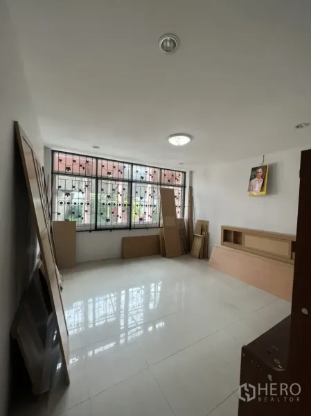 อาคารพาณิชย์ ให้เช่าในKhlong Toei, Bangkok - ห้องชั้นบนสว่าง พื้นกระเบื้องขาว หน้าต่างบานใหญ่ติดเหล็กดัด พร้อมตกแต่ง