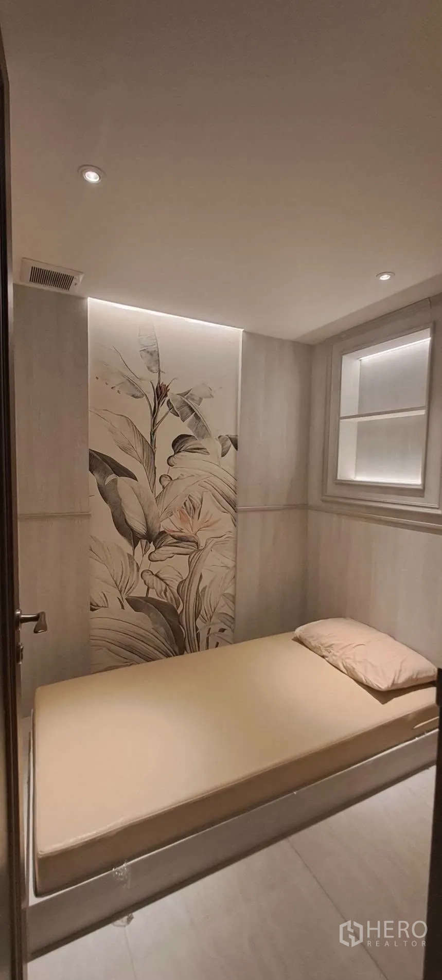家庭办公室 for rent in Lat Phrao, Bangkok - 小型休息区，单人床与装饰墙面柔和灯光。
