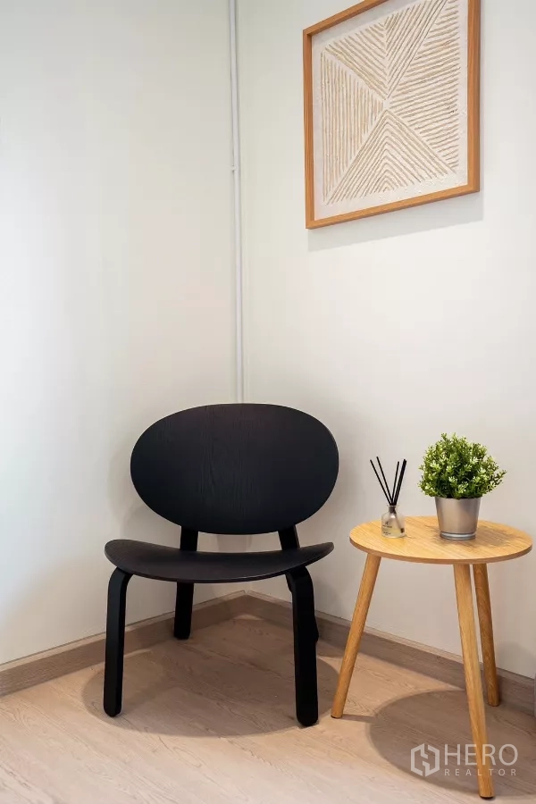 บ้าน ให้เช่าในHuai Khwang, Bangkok - มุมพักผ่อนมินิมอล เก้าอี้สีดำกับโต๊ะข้างไม้เล็ก