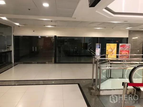 零售空间 出租在Khlong Toei, Bangkok - 曼谷商场内靠近扶梯的空置玻璃门面零售铺位