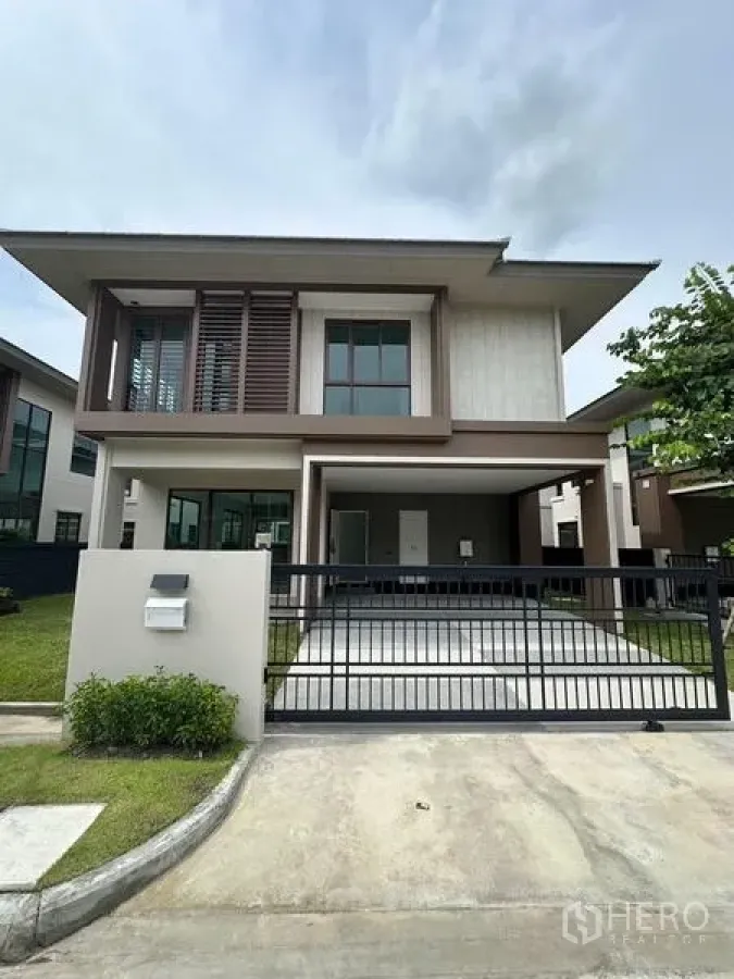 Detached House for rent in Bang Kapi, Bangkok - Front exterior view of the detached house with modern facade and secure gate.