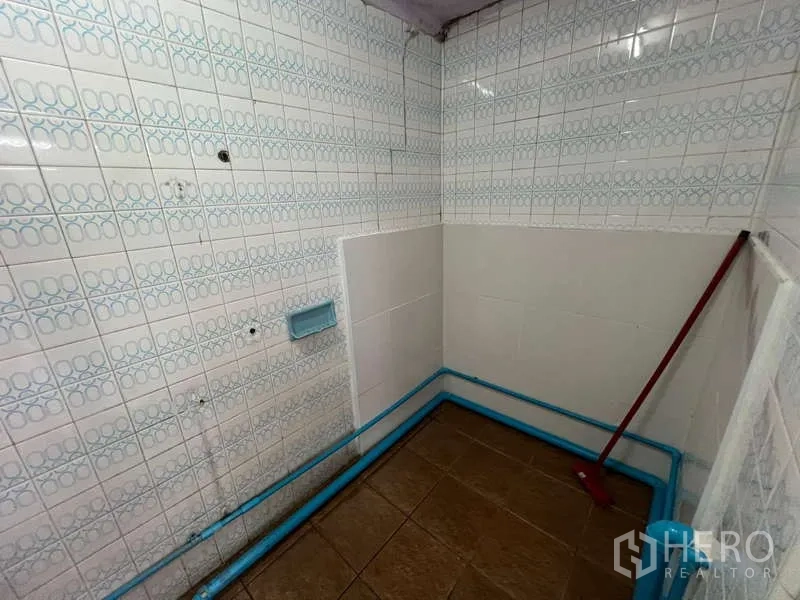 อาคารพาณิชย์ ให้เช่าในSuan Luang, Bangkok - พื้นที่ซักล้างขนาดเล็ก ปูกระเบื้อง เดินท่อประปาสีฟ้า