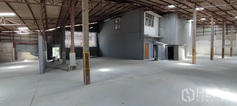 คลังสินค้า ให้เช่าในPhra Khanong, Bangkok - ฮอลล์เก็บของกว้าง มีเสาเหล็ก โครงหลังคาพร้อมไฟส่องสว่าง และบล็อกออฟฟิศตรงกลาง