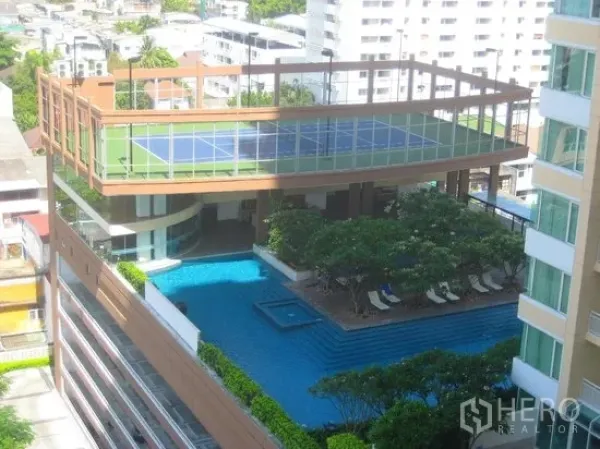 公寓 出租在Sathon, Bangkok - 公寓设施：架空网球场与度假式泳池和花园，临近 BTS Chong Nonsi 站。