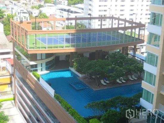 公寓 出租在Sathon, Bangkok - 公寓设施：架空网球场与度假式泳池和花园，临近 BTS Chong Nonsi 站。