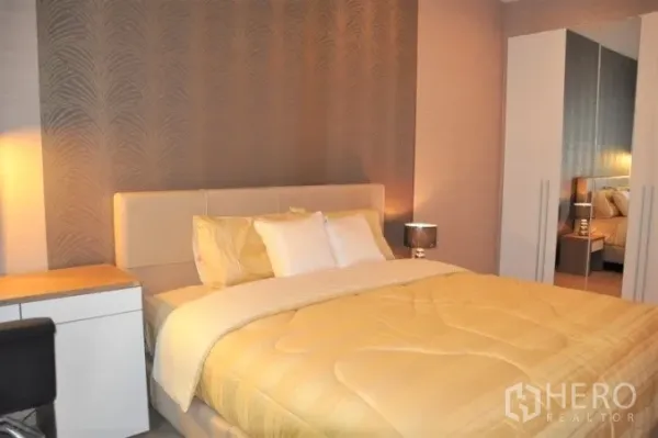 คอนโด ให้เช่าหรือขายในWatthana, Bangkok - ห้องนอนอบอุ่นพร้อมเตียงบุหนังสังเคราะห์ โคมไฟหัวเตียง และตู้เสื้อผ้า