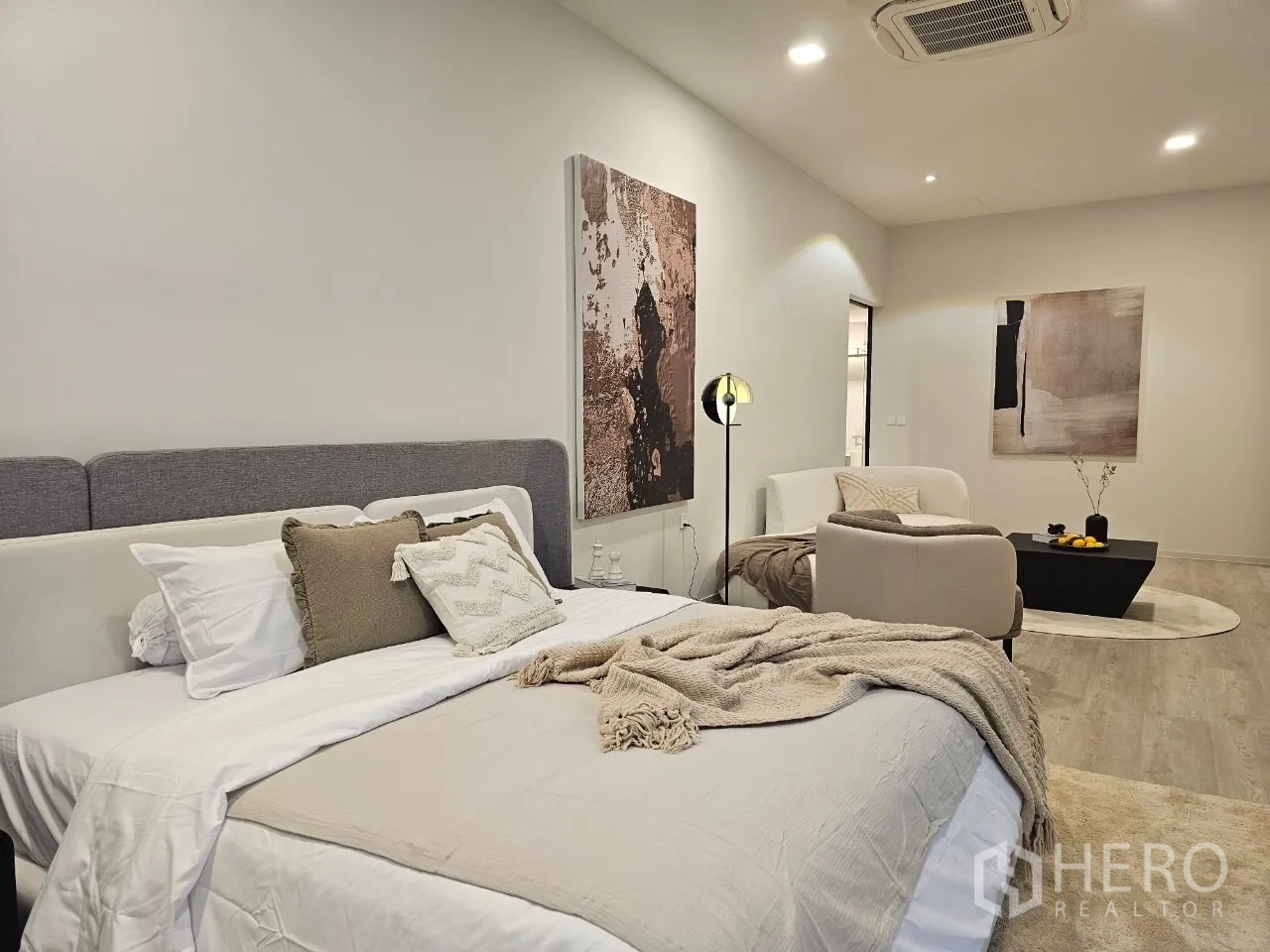 独立式住宅 出租在Saphan Sung, Bangkok - 大套间布局，卧床与独立会客区。