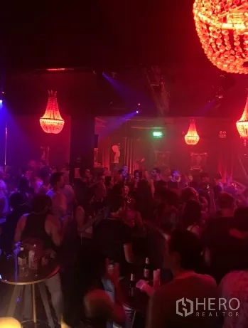 零售空间 出租在Watthana, Bangkok - 俱乐部内场，红色舞台灯光与吊灯照明。