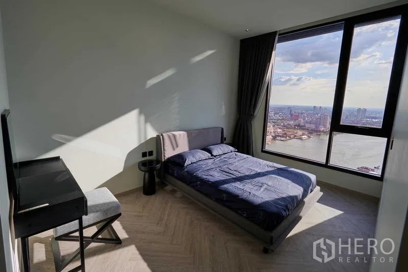 คอนโด ให้เช่าในKhlong San, Bangkok - ห้องนอนสว่าง หน้าต่างบานใหญ่หันสู่แม่น้ำเจ้าพระยาและสกายไลน์