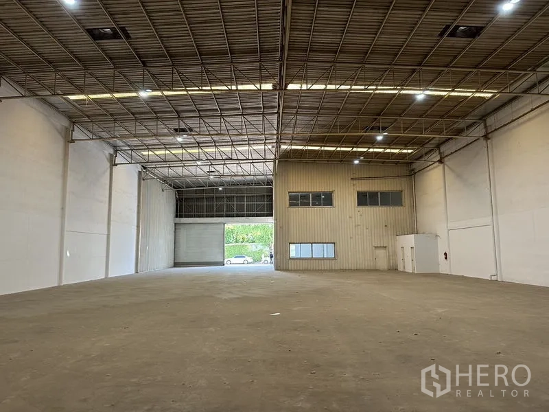 工厂 出租在Khlong Luang, Pathum Thani - 面向装卸入口的视角，可见夹层式办公室与宽敞作业区。