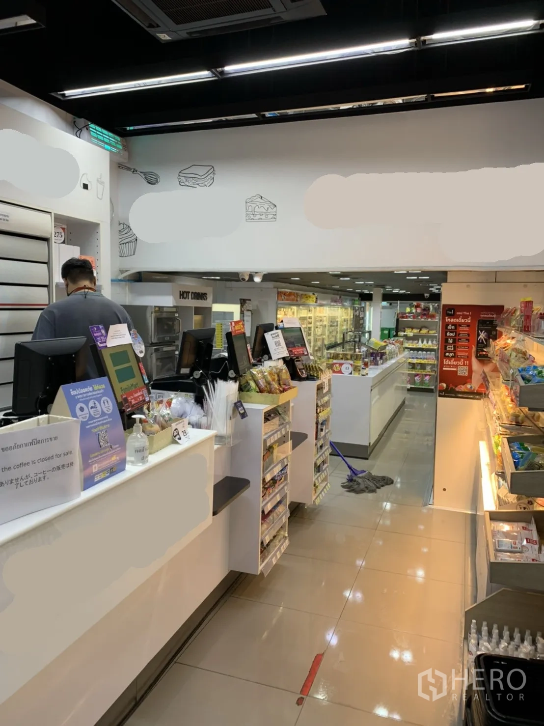 零售空间 出租在Sathon, Bangkok - 明亮的收银结账区，多组柜台与展示架及现代照明。