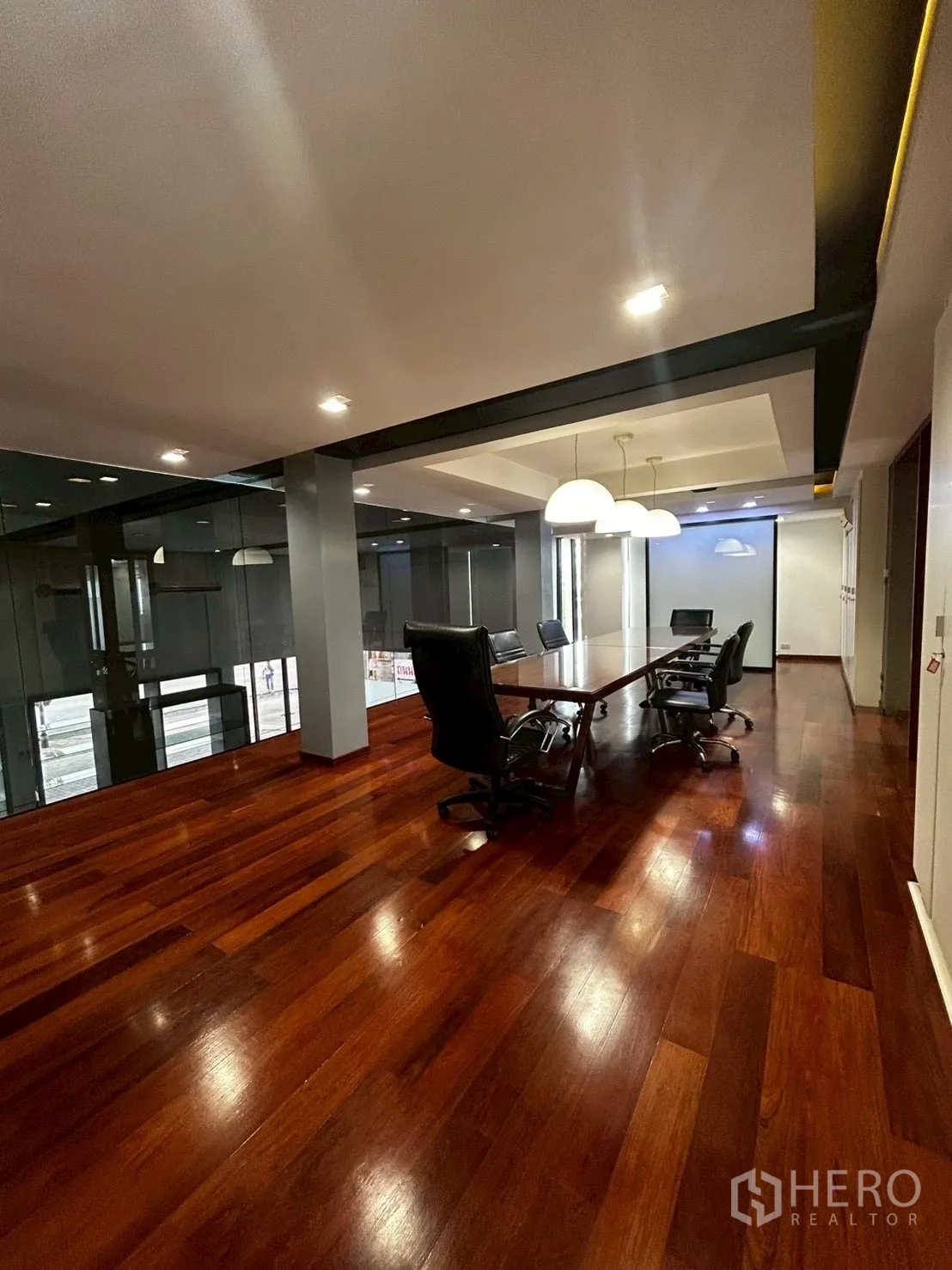โชว์รูม for rent or sale in Bang Phli, Samut Prakan - พื้นที่ประชุมชั้นลอย โต๊ะยาวและพื้นไม้