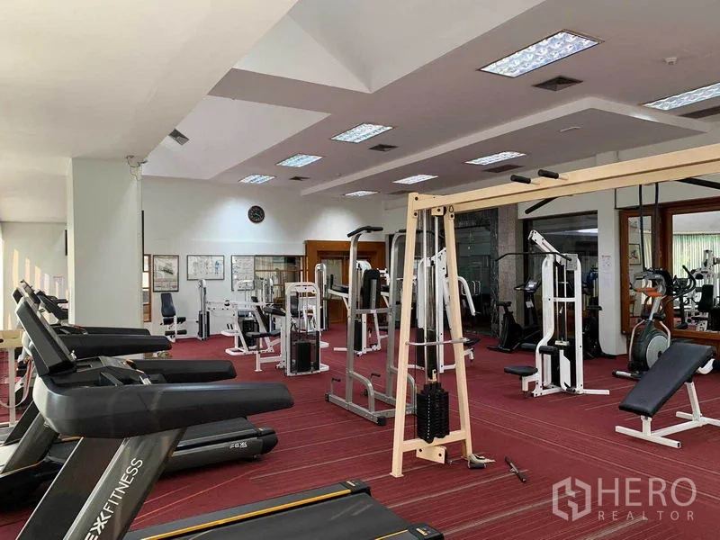 คอนโด ให้เช่าหรือขายในWatthana, Bangkok - ห้องฟิตเนสพร้อมลู่วิ่งและเครื่องเวทครบ ในพื้นที่สว่างโปร่ง