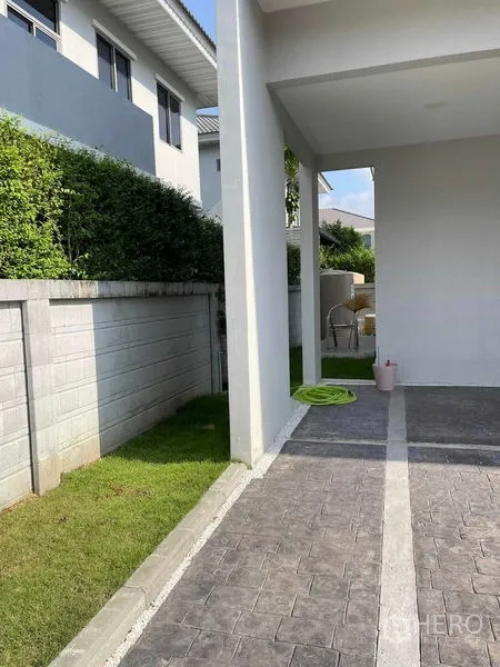 บ้าน ขายในNuea Khlong, Krabi - ที่จอดรถมีหลังคาและทางเดินด้านข้างติดกำแพงรั้วและสนามหญ้า