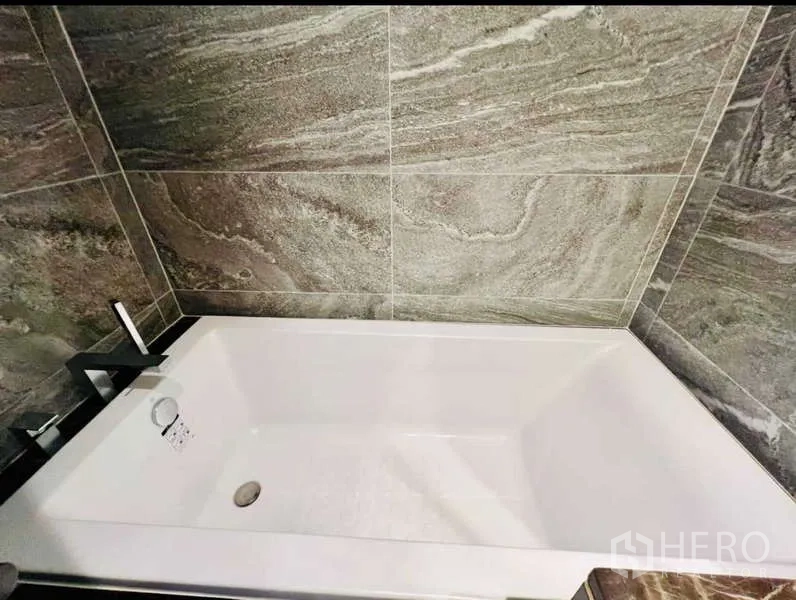 คอนโด ให้เช่าในKhlong Toei, Bangkok - อ่างอาบน้ำทรงสี่เหลี่ยม พร้อมก๊อกน้ำสมัยใหม่และผนังหินอ่อน