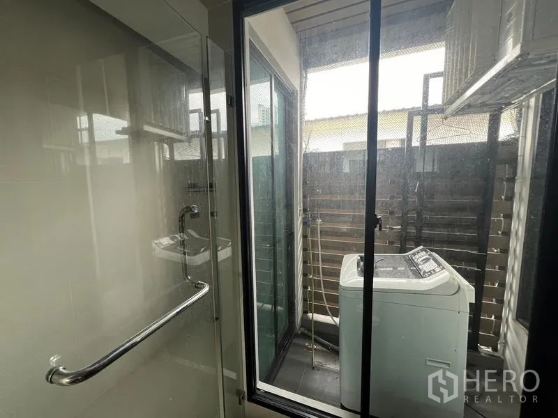 ทาวน์เฮาส์ ให้เช่าหรือขายในKhlong Toei, Bangkok - ระเบียงซักล้างพร้อมเครื่องซักผ้าและประตูกระจกบานเลื่อน