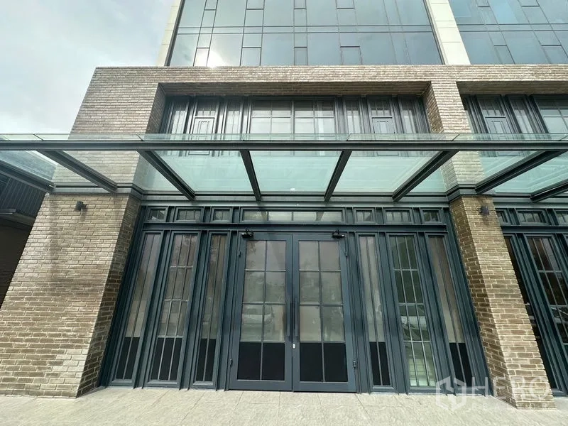 พื้นที่ขายปลีก ให้เช่าในBang Phli, Samut Prakan - ด้านหน้าอาคารอิฐสไตล์โมเดิร์น ประตูกระจกกรอบโลหะและกันสาดกระจก